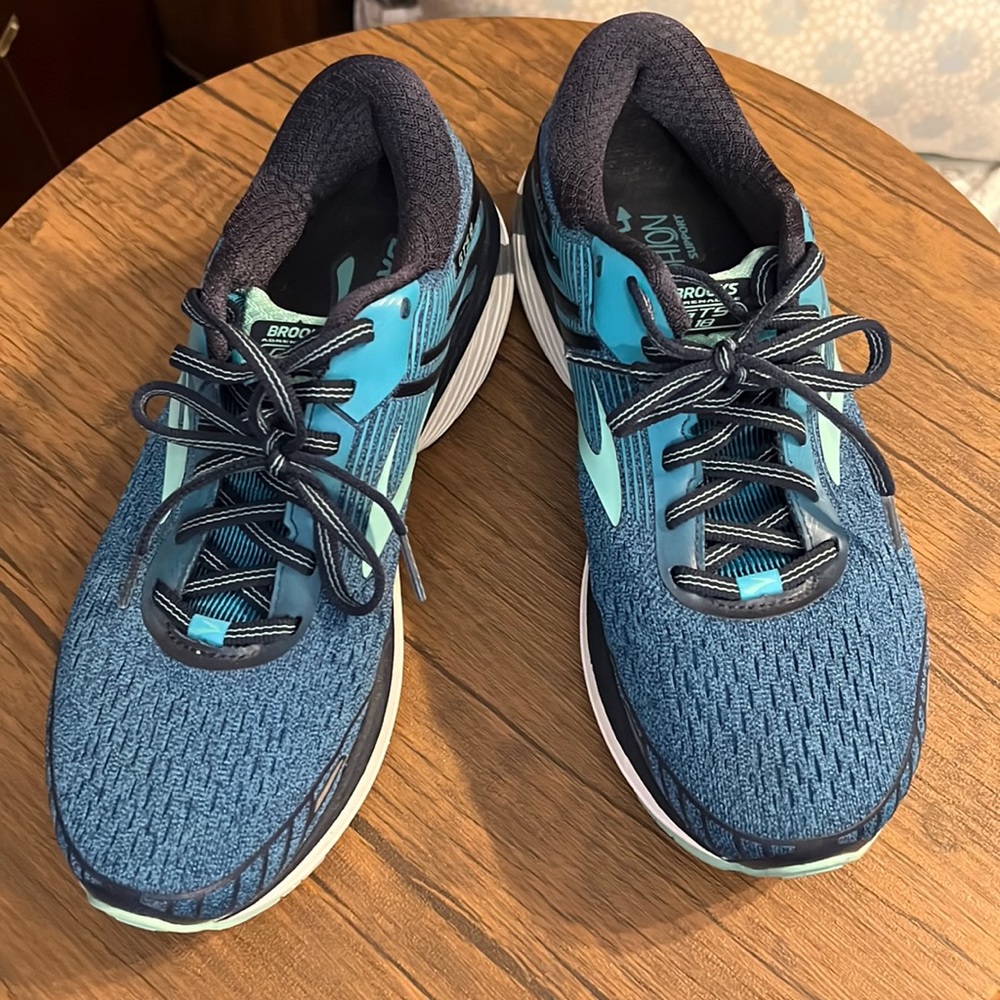 Brooks athletic shoes sz 9 D width
